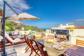 Big terraced house, 3-min walking to the beach, with BBQ and sea view